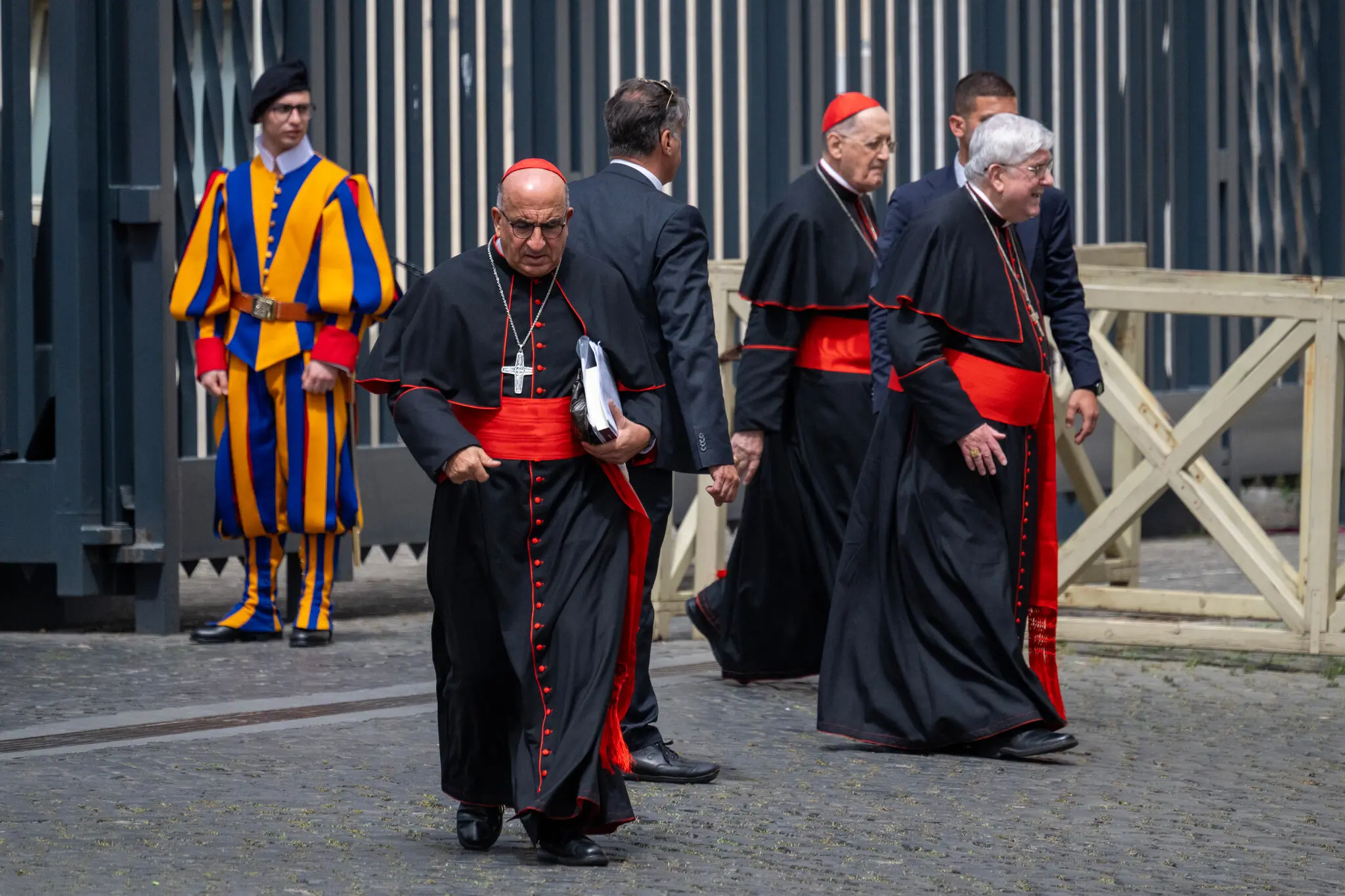 Кардинали зібралися у Ватикані, щоб відточити підготовку до похоронів Папи Франциска